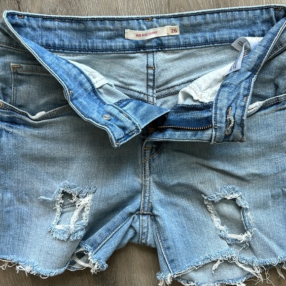 Levi’s Mid Rise Skinny Cutoff Shorts - Light Wash/Distressed - Picture 5 of 7